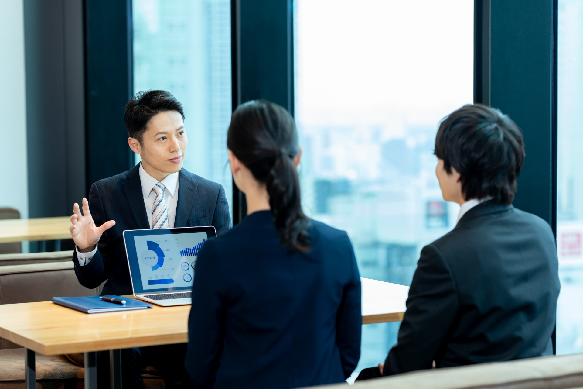 打ち合わせをしながらホームページの構成を一緒に考えている様子